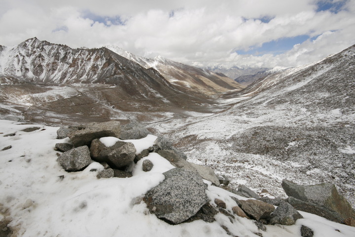 Zasněžený výhled z Khardung La 